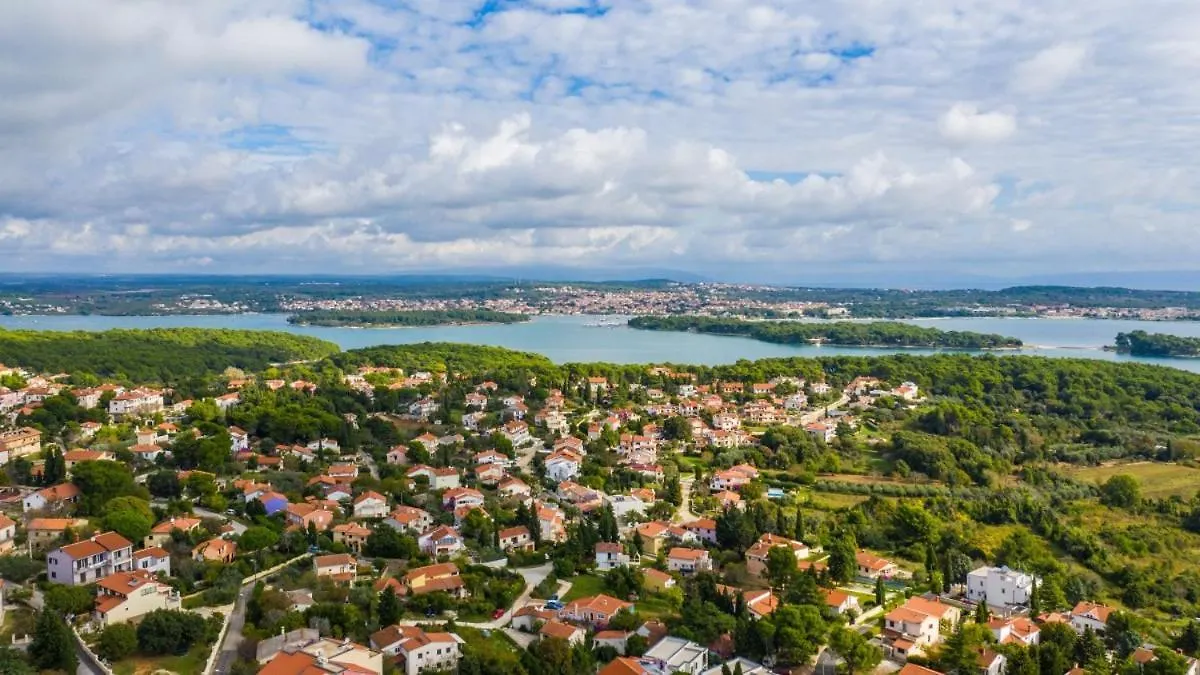 Casa Que Sera Sera In Premantura - Haus Fuer 7-8 Personen 0*,  Croatia
