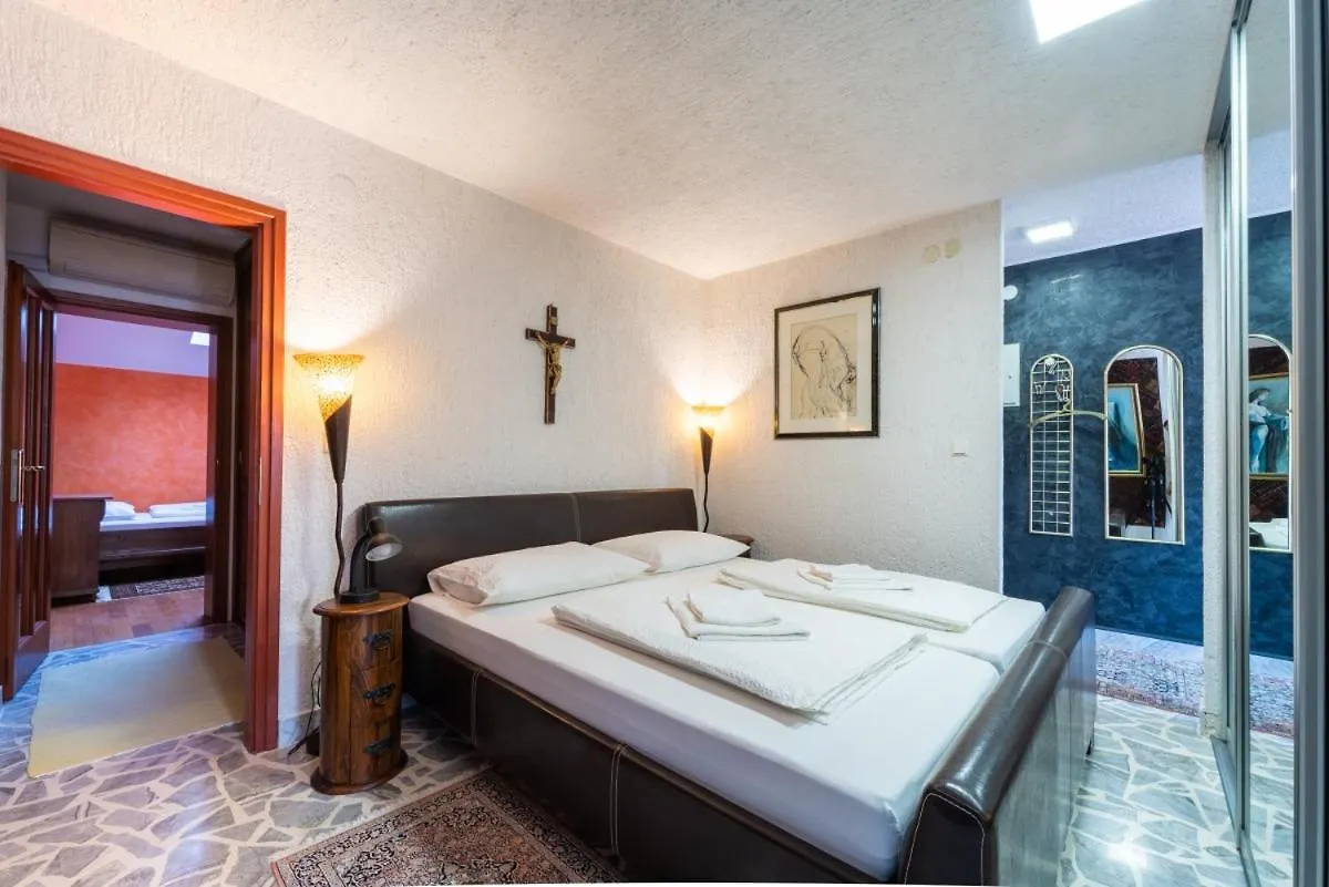 Casa Que Sera Sera In Premantura - Haus Fuer 7-8 Personen 0*,  Croatia